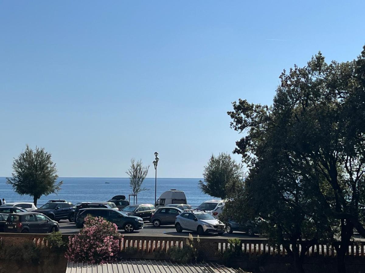 Appartamento Aria Di Mare 레반토 외부 사진